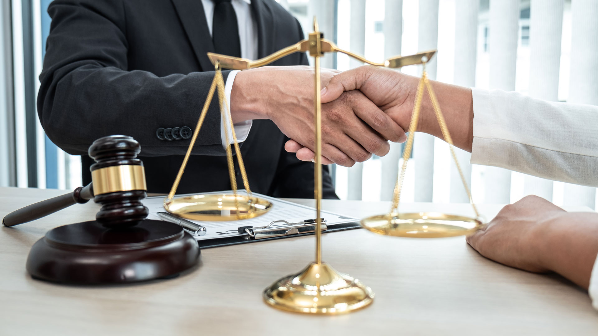 Representación de la historia del ascensor, desde el ingenio de Arquímedes hasta la revolución vertical moderna – Ascensores Itar.