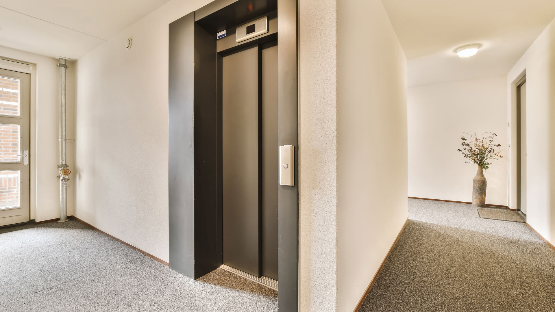 Ascensor y elevador comparados: guía de diferencias para elegir la mejor opción con Ascensores Itar.