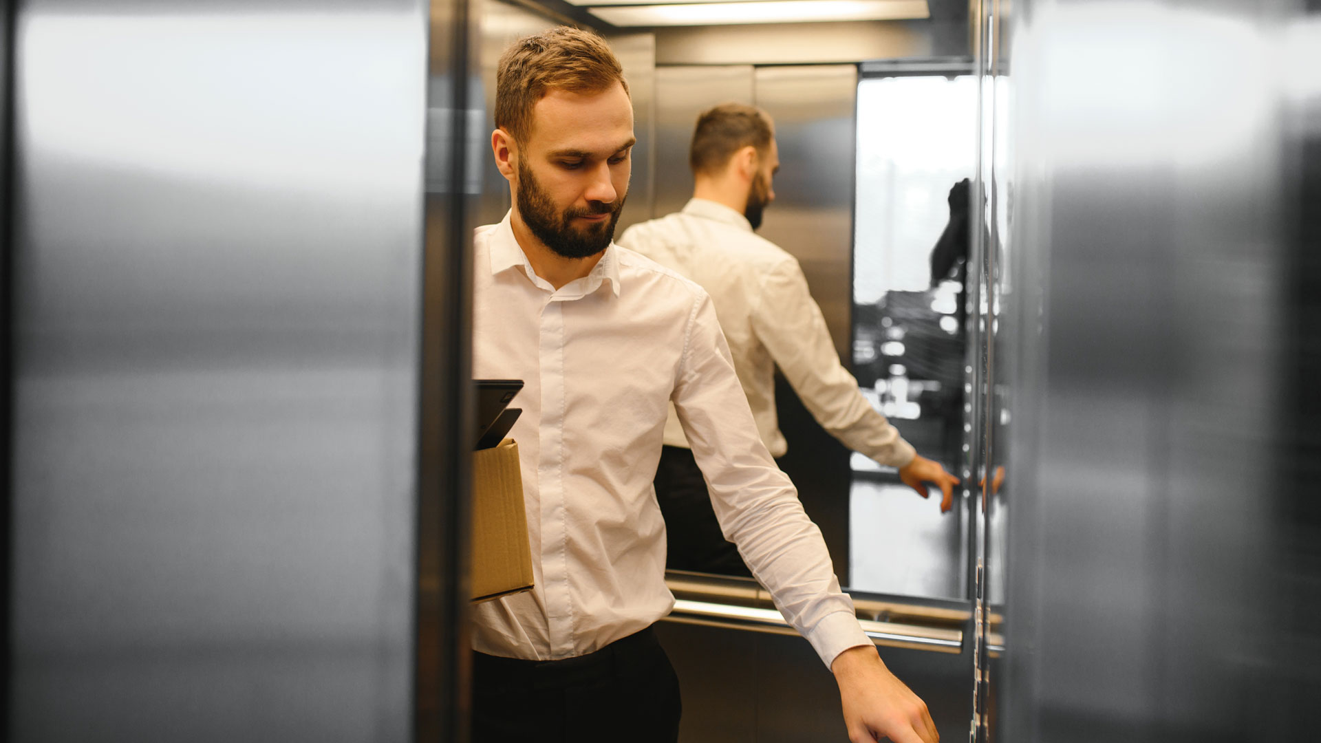 Esquema de las partes de un ascensor moderno con cabina, máquina, contrapeso y sistema de control – Ascensores Itar.