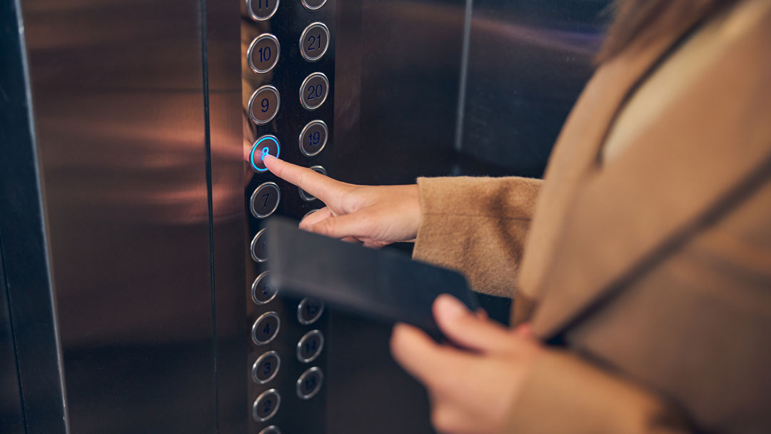 Ascensor sin sala de máquinas de Ascensores Itar, solución innovadora para edificios modernos en Argentina.