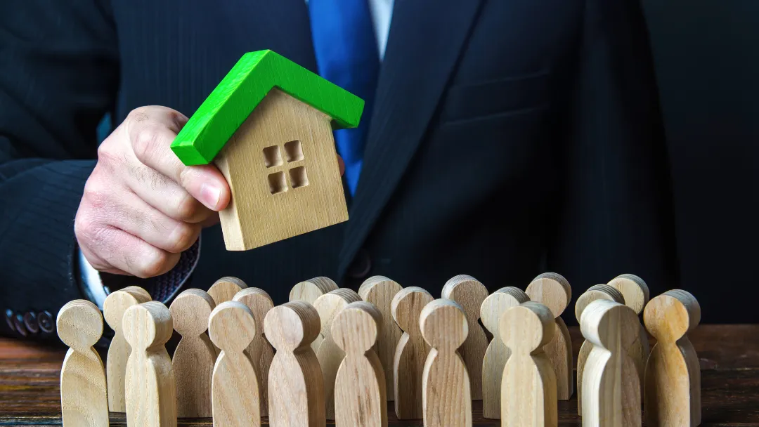 Control de seguridad mensual en ascensor por parte del administrador del edificio.