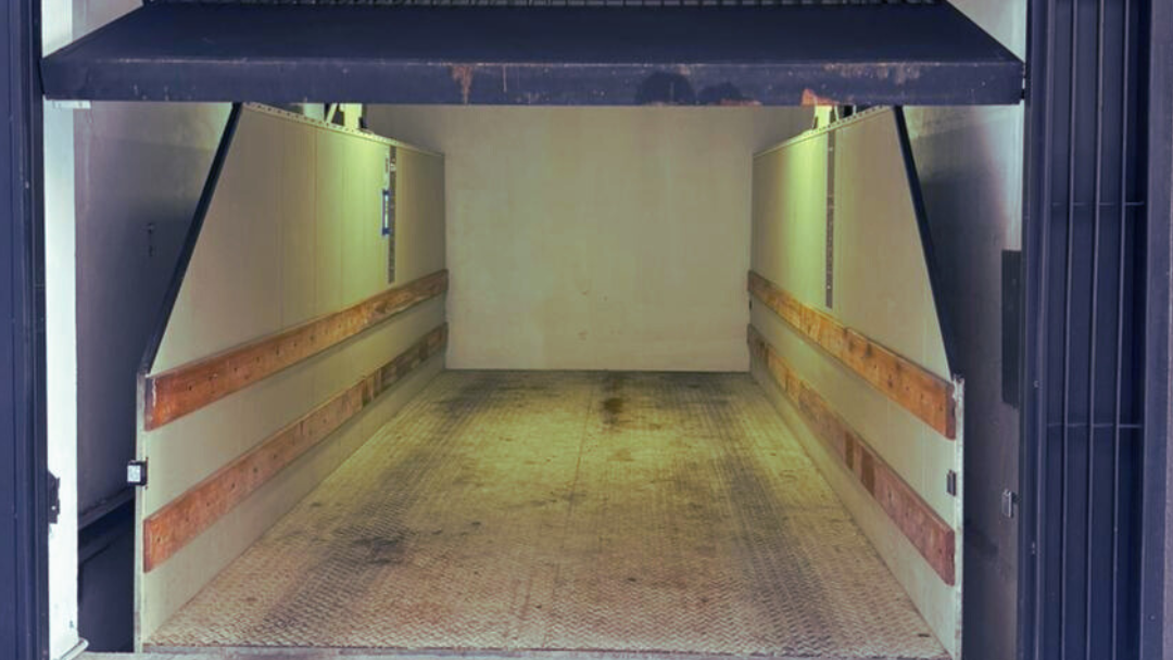 Técnicos de Ascensores Itar realizando el montaje de un ascensor en obra civil, instalando guías y cabina en el hueco con precisión milimétrica