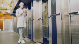 Montacamillas en hospital diseñado para traslado seguro de pacientes y camillas en centros de salud