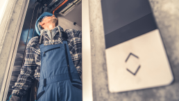 Mantenimiento preventivo de ascensor por técnico especializado de Ascensores Itar