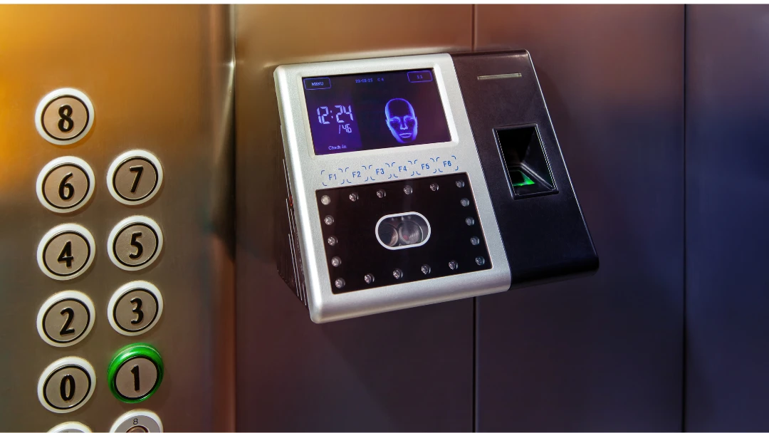 Niño con autismo acompañado por adulto ingresando a un ascensor accesible