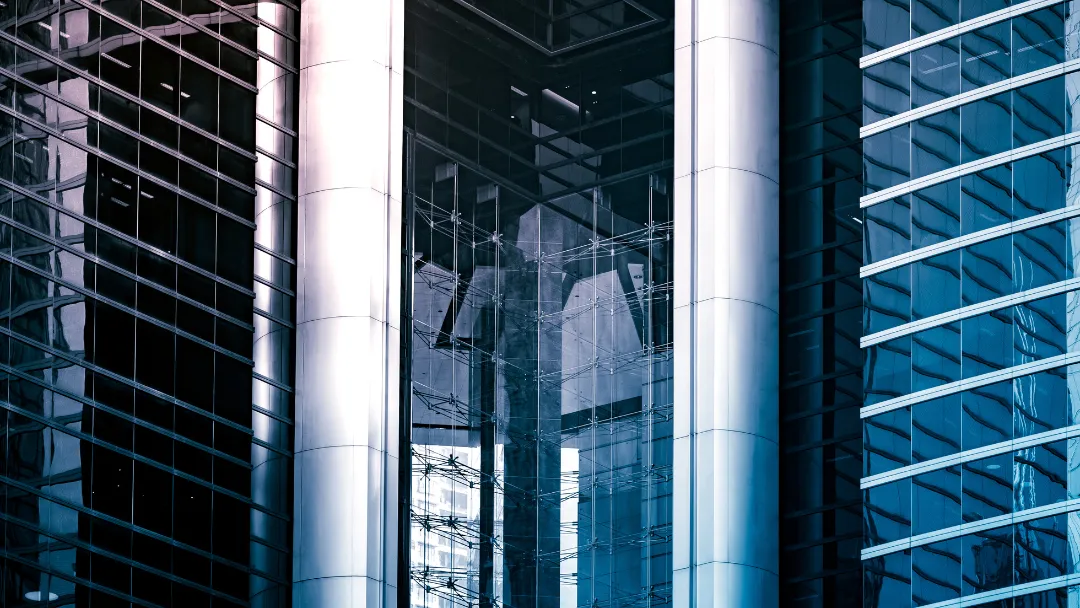 Técnico revisando cabina de ascensor bajo estándares de seguridad