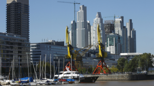Equipo de Itar revisando planos en una obra nueva