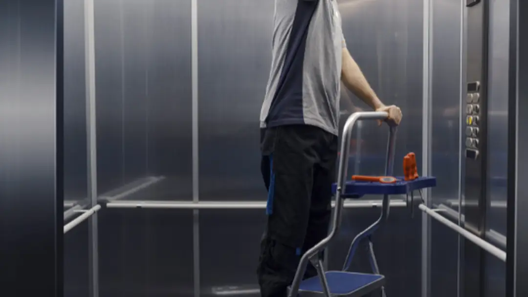 Revisión técnica de seguridad en ascensor de edificio