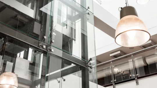 Ascensor moderno instalado en edificio premium, integrado al diseño arquitectónico