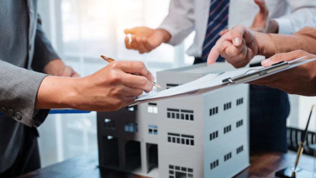 Técnico e integrante de consorcio revisando cabina de ascensor.