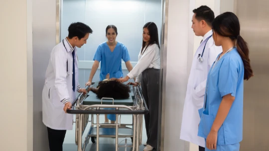 Técnico de Ascensores Itar revisando un montacamillas en clínica privada