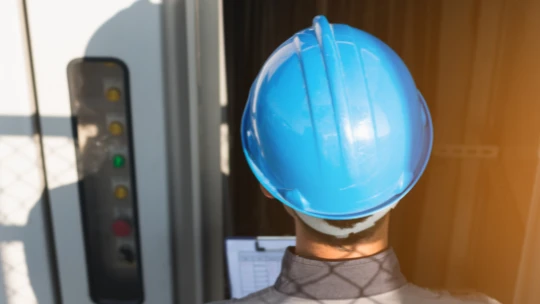 Técnico de Ascensores Itar realizando mantenimiento preventivo en sala de máquinas.