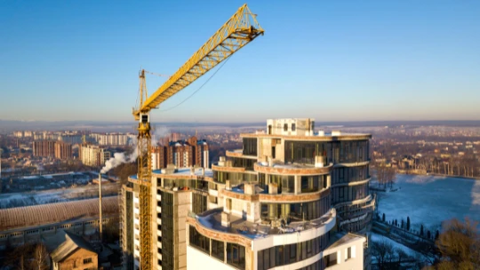 Técnico de Ascensores Itar instalando ascensor en edificio de lujo.