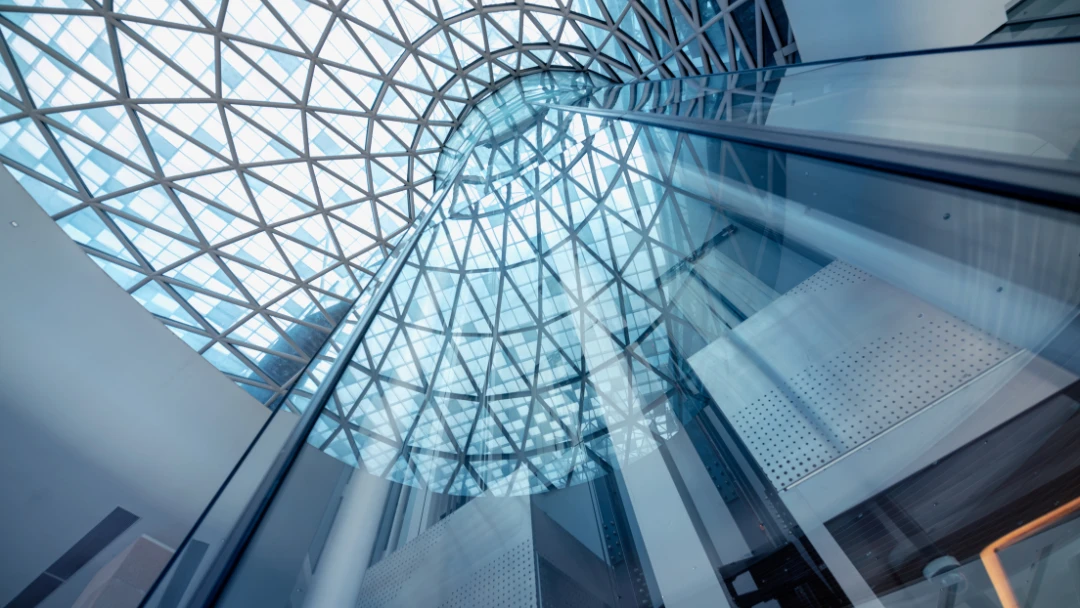 Ascensor moderno sin sala de máquinas instalado en edificio residencial premium.