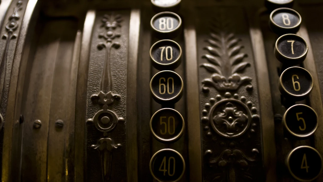 Cabina de ascensor modernizada en edificio histórico conservando estética original.