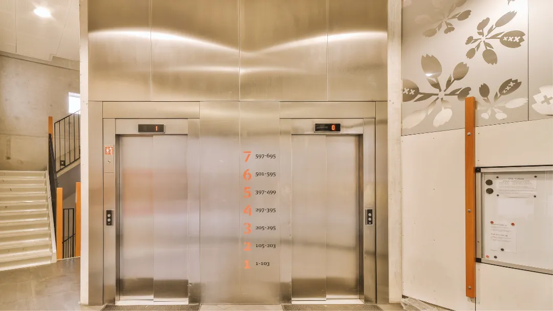 puerta de ascensor desalineada falla riesgo seguridad usuarios