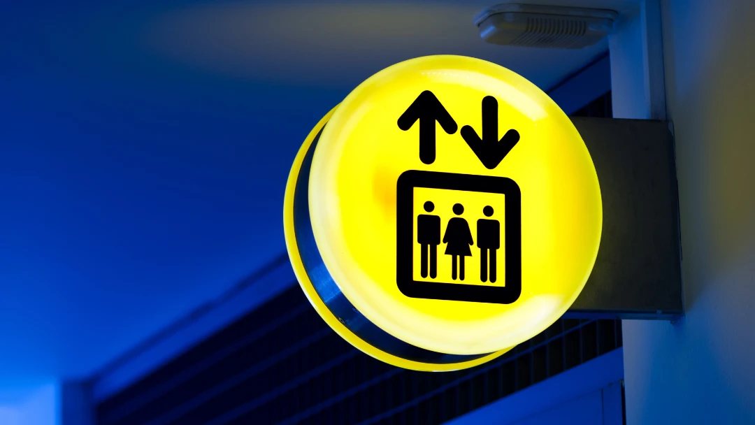 ascensor detenido apagón sin rescate automático riesgo personas atrapadas